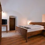 Lägenhetshotell Zamek Castle - Predzamci Forecastle