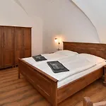 Zamek Castle - Predzamci Forecastle Lägenhetshotell Racice (Vyskov)