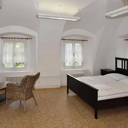 Zámek Castle - Předzámčí Forecastle Apart-hotel *
