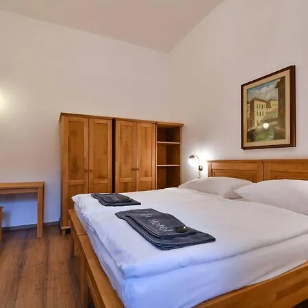 Zámek Castle - Předzámčí Forecastle Apart-hotel