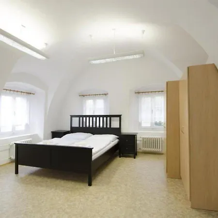 Zámek Castle - Předzámčí Forecastle Apart-hotel *