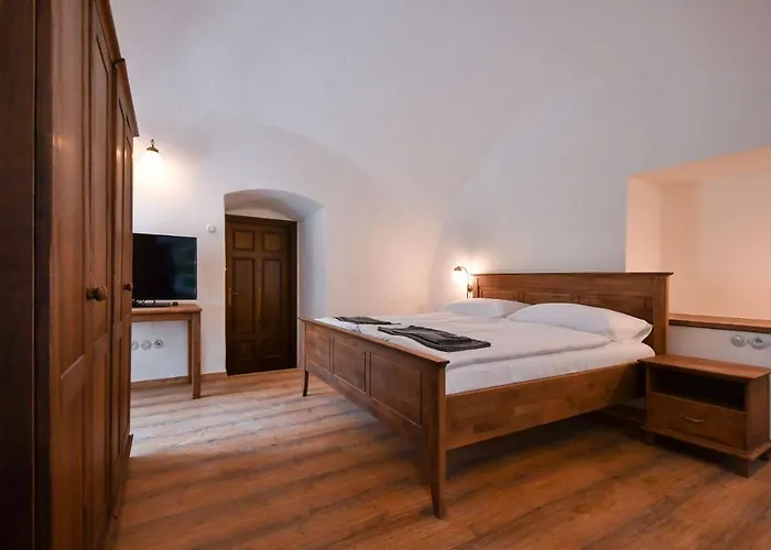 Lägenhetshotell Zamek Castle - Predzamci Forecastle