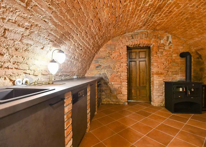 Lägenhetshotell Zamek Castle - Predzamci Forecastle *