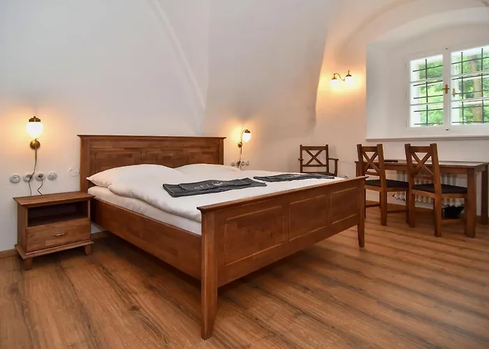Lägenhetshotell Zamek Castle - Predzamci Forecastle *