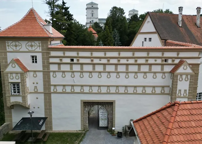 Lägenhetshotell Zamek Castle - Predzamci Forecastle *